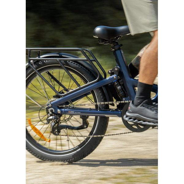 Biciclist pe o bicicletă albastră E26 3.0 PRO, cu amortizor spate