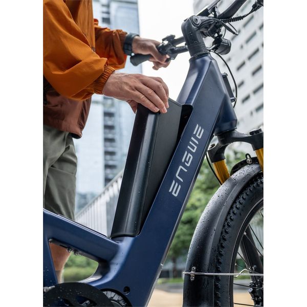 O persoană scoate bateria neagră din cadrul albastru al bicicletei electrice ENGWE