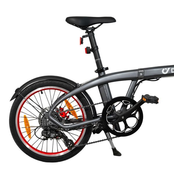 Detaliu al roții din spate a bicicletei DYU SP1, cu frână pe disc, cabluri și inscripții pe cadru