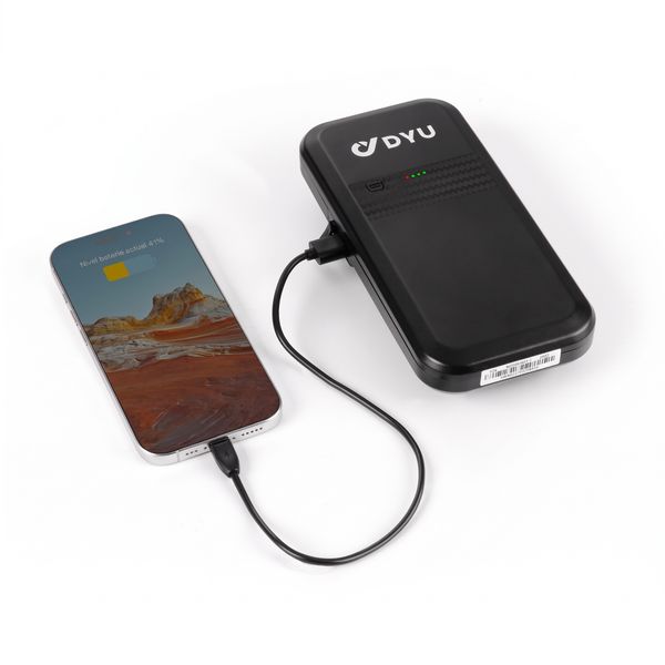 Baterie detașabilă DYU conectată prin cablu la un telefon mobil aflat la încărcat