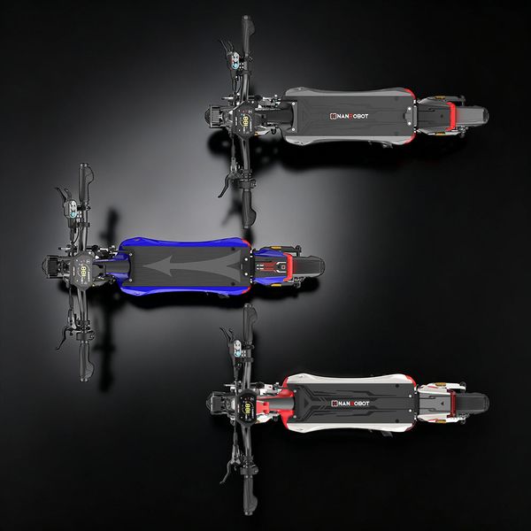 Trei trotinete electrice NANROBOT văzute de sus, cu ghidoane, afișaje și comenzi