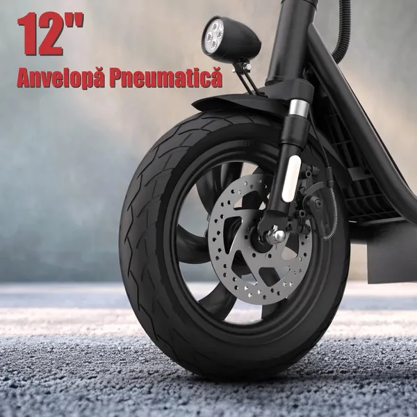 Detaliu al roții din față a trotinetei, cu anvelopă pneumatică de 12 inci și frână pe disc
