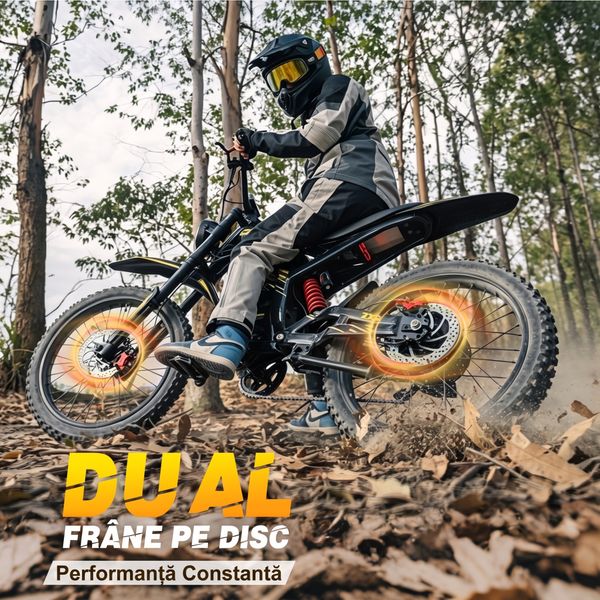 Pilot pe o bicicletă electrică off-road în pădure, cu detalii ale frânelor pe disc și suspensiei spate