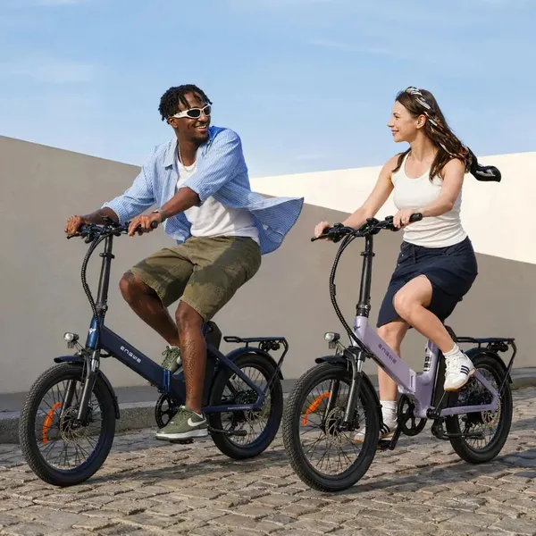 Două persoane deplasându-se în aer liber pe biciclete electrice ENGWE, una albastră și una mov
