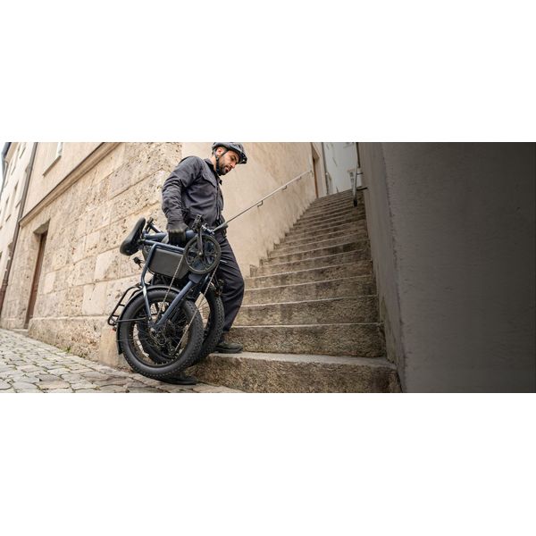 Detaliu al cadrului pliabil al bicicletei electrice Touroll S3 Pro