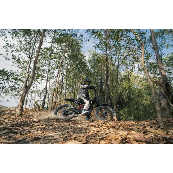 Pilot cu cască pe bicicleta electrică ZONVEER ZX3, în timpul unei deplasări pe un traseu forestier
